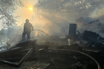 Járkov, Ucrania.- En las fotos, unidades de emergencias realizan tareas de rescate tras un nuevo ataque ruso en la región de Járkov, Ucrania el 24 de julio del 2024. El ejército ruso atacó con misiles tácticos Iskander-M un punto de despliegue temporal de 
