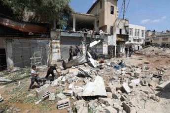 Cisjordania, Palestina.- En las fotos, muestra a militares israelíes durante una incursión israelí en el campo de refugiados de Nour Shams, al este de la ciudad de Tulkarm, en Cisjordania, el 2 de julio de 2024. La ocupación israelí asesinó este domingo a un combatiente de la Resistencia palestina al bombardear durante un ataque aéreo una casa en Tulkarm al norte de Cisjordania, informó la corresponsal de Al Mayadeen. A causa del bombardeo, el Ministerio de Salud palestino anunció que un joven murió y otros cinco resultaron heridos.