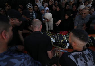 Cisjordania, Palestina.- En las fotos, durante el funeral de Nidal Ziad Al-Amer, después de que fuera asesinado por las fuerzas israelíes en la ciudad de Jenin, en Cisjordania, el 3 de julio de 2024. Un ataque israelí dejó cuatro muertos en el campamento de Nur Shams en Cisjordania ocupada, informó el Ministerio de Salud de la Autoridad Palestina.