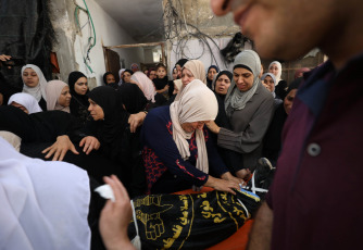 Cisjordania, Palestina.- En las fotos, durante el funeral de Nidal Ziad Al-Amer, después de que fuera asesinado por las fuerzas israelíes en la ciudad de Jenin, en Cisjordania, el 3 de julio de 2024. Un ataque israelí dejó cuatro muertos en el campamento de Nur Shams en Cisjordania ocupada, informó el Ministerio de Salud de la Autoridad Palestina.