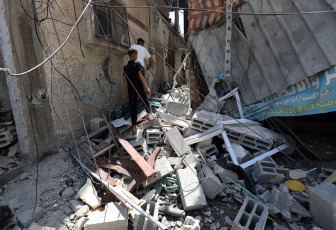 Cisjordania, Palestina.- En las fotos, muestra a militares israelíes durante una incursión israelí en el campo de refugiados de Nour Shams, al este de la ciudad de Tulkarm, en Cisjordania, el 2 de julio de 2024. La ocupación israelí asesinó este domingo a un combatiente de la Resistencia palestina al bombardear durante un ataque aéreo una casa en Tulkarm al norte de Cisjordania, informó la corresponsal de Al Mayadeen. A causa del bombardeo, el Ministerio de Salud palestino anunció que un joven murió y otros cinco resultaron heridos.