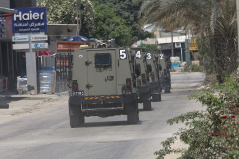 Cisjordania, Palestina.- En las fotos, muestra a militares israelíes durante una incursión israelí en el campo de refugiados de Nour Shams, al este de la ciudad de Tulkarm, en Cisjordania, el 2 de julio de 2024. La ocupación israelí asesinó este domingo a un combatiente de la Resistencia palestina al bombardear durante un ataque aéreo una casa en Tulkarm al norte de Cisjordania, informó la corresponsal de Al Mayadeen. A causa del bombardeo, el Ministerio de Salud palestino anunció que un joven murió y otros cinco resultaron heridos.