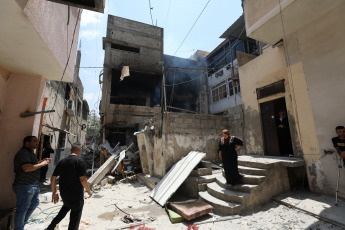 Cisjordania, Palestina.- En las fotos, muestra a militares israelíes durante una incursión israelí en el campo de refugiados de Nour Shams, al este de la ciudad de Tulkarm, en Cisjordania, el 2 de julio de 2024. La ocupación israelí asesinó este domingo a un combatiente de la Resistencia palestina al bombardear durante un ataque aéreo una casa en Tulkarm al norte de Cisjordania, informó la corresponsal de Al Mayadeen. A causa del bombardeo, el Ministerio de Salud palestino anunció que un joven murió y otros cinco resultaron heridos.