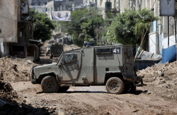 Cisjordania.- En las fotos, la gente inspecciona los daños tras una incursión israelí en la ciudad de Tulkarm, en Cisjordania, el 24 de julio de 2024. El ejército y la policía israelíes mataron el martes a siete palestinos en dos enfrentamientos en Cisjordania, dijeron fuentes palestinas.