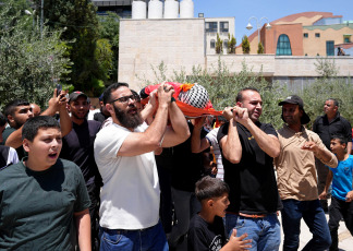 Cisjordania.- En las fotos, los familiares lloran la muerte de Ahmed Sultan por soldados israelíes durante enfrentamientos en la ciudad de Al-Bireh, en el centro de Cisjordania, el 16 de julio de 2024. Un hombre palestino fue asesinado por el ejército israelí durante una redada en el centro de Cisjordania, informaron fuentes palestinas, mientras fuentes israelíes lo acusaron de intentar llevar a cabo un ataque con arma blanca contra soldados.