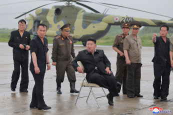 Pyongan del Norte, Corea del Norte.- En las fotos proporcionadas por la Agencia Central de Noticias de Corea del Norte, el presidente del Comité de Asuntos de Estado norcoreano, Kim Jong-un (centro), inspeccionó el 28 de julio de 2024, las áreas inundadas de Sinuiju y Uiju, en la provincia de Pyongan del Norte. Más de 5.000 personas que quedaron aisladas por una inundación en el noroeste de Corea del Norte fueron rescatadas vía aérea y en otras labores de evacuación que fueron supervisadas por el gobernante Kim Jong Un, informó el lunes la prensa estatal.