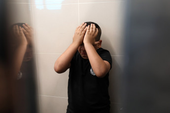 Cisjordania, Palestina.- En las fotos, durante el funeral de Nidal Ziad Al-Amer, después de que fuera asesinado por las fuerzas israelíes en la ciudad de Jenin, en Cisjordania, el 3 de julio de 2024. Un ataque israelí dejó cuatro muertos en el campamento de Nur Shams en Cisjordania ocupada, informó el Ministerio de Salud de la Autoridad Palestina.