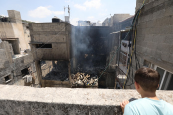 Cisjordania, Palestina.- En las fotos, muestra a militares israelíes durante una incursión israelí en el campo de refugiados de Nour Shams, al este de la ciudad de Tulkarm, en Cisjordania, el 2 de julio de 2024. La ocupación israelí asesinó este domingo a un combatiente de la Resistencia palestina al bombardear durante un ataque aéreo una casa en Tulkarm al norte de Cisjordania, informó la corresponsal de Al Mayadeen. A causa del bombardeo, el Ministerio de Salud palestino anunció que un joven murió y otros cinco resultaron heridos.