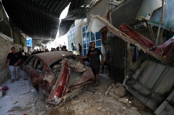 Cisjordania.- En las fotos, la gente inspecciona los daños tras una incursión israelí en la ciudad de Tulkarm, en Cisjordania, el 24 de julio de 2024. El ejército y la policía israelíes mataron el martes a siete palestinos en dos enfrentamientos en Cisjordania, dijeron fuentes palestinas.
