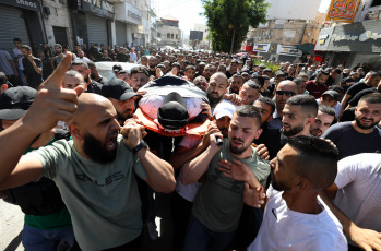 Cisjordania, Palestina.- En las fotos, durante el funeral de Nidal Ziad Al-Amer, después de que fuera asesinado por las fuerzas israelíes en la ciudad de Jenin, en Cisjordania, el 3 de julio de 2024. Un ataque israelí dejó cuatro muertos en el campamento de Nur Shams en Cisjordania ocupada, informó el Ministerio de Salud de la Autoridad Palestina.