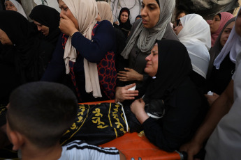Cisjordania, Palestina.- En las fotos, durante el funeral de Nidal Ziad Al-Amer, después de que fuera asesinado por las fuerzas israelíes en la ciudad de Jenin, en Cisjordania, el 3 de julio de 2024. Un ataque israelí dejó cuatro muertos en el campamento de Nur Shams en Cisjordania ocupada, informó el Ministerio de Salud de la Autoridad Palestina.