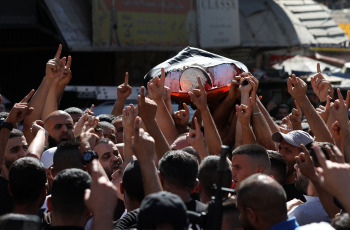 Cisjordania, Palestina.- En las fotos, durante el funeral de Nidal Ziad Al-Amer, después de que fuera asesinado por las fuerzas israelíes en la ciudad de Jenin, en Cisjordania, el 3 de julio de 2024. Un ataque israelí dejó cuatro muertos en el campamento de Nur Shams en Cisjordania ocupada, informó el Ministerio de Salud de la Autoridad Palestina.