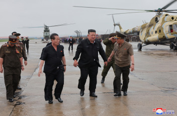 Pyongan del Norte, Corea del Norte.- En las fotos proporcionadas por la Agencia Central de Noticias de Corea del Norte, el presidente del Comité de Asuntos de Estado norcoreano, Kim Jong-un (2do derecha), inspeccionó el 28 de julio de 2024, las áreas inundadas de Sinuiju y Uiju, en la provincia de Pyongan del Norte. Más de 5.000 personas que quedaron aisladas por una inundación en el noroeste de Corea del Norte fueron rescatadas vía aérea y en otras labores de evacuación que fueron supervisadas por el gobernante Kim Jong Un, informó el lunes la prensa estatal.