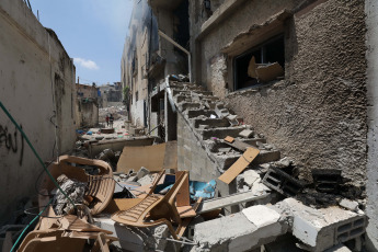 Cisjordania, Palestina.- En las fotos, muestra a militares israelíes durante una incursión israelí en el campo de refugiados de Nour Shams, al este de la ciudad de Tulkarm, en Cisjordania, el 2 de julio de 2024. La ocupación israelí asesinó este domingo a un combatiente de la Resistencia palestina al bombardear durante un ataque aéreo una casa en Tulkarm al norte de Cisjordania, informó la corresponsal de Al Mayadeen. A causa del bombardeo, el Ministerio de Salud palestino anunció que un joven murió y otros cinco resultaron heridos.