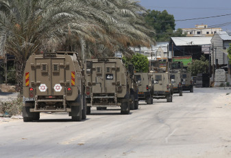 Cisjordania, Palestina.- En las fotos, muestra a militares israelíes durante una incursión israelí en el campo de refugiados de Nour Shams, al este de la ciudad de Tulkarm, en Cisjordania, el 2 de julio de 2024. La ocupación israelí asesinó este domingo a un combatiente de la Resistencia palestina al bombardear durante un ataque aéreo una casa en Tulkarm al norte de Cisjordania, informó la corresponsal de Al Mayadeen. A causa del bombardeo, el Ministerio de Salud palestino anunció que un joven murió y otros cinco resultaron heridos.