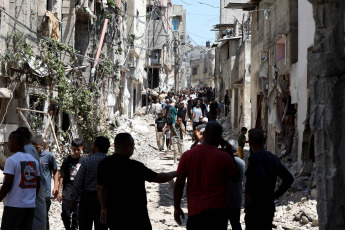 Cisjordania.- En las fotos, la gente inspecciona los daños tras una incursión israelí en la ciudad de Tulkarm, en Cisjordania, el 24 de julio de 2024. El ejército y la policía israelíes mataron el martes a siete palestinos en dos enfrentamientos en Cisjordania, dijeron fuentes palestinas.