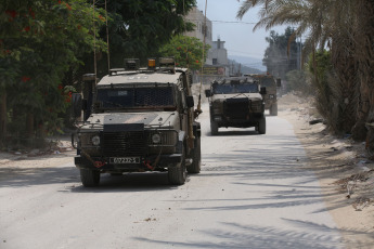 Cisjordania, Palestina.- En las fotos, muestra a militares israelíes durante una incursión israelí en el campo de refugiados de Nour Shams, al este de la ciudad de Tulkarm, en Cisjordania, el 2 de julio de 2024. La ocupación israelí asesinó este domingo a un combatiente de la Resistencia palestina al bombardear durante un ataque aéreo una casa en Tulkarm al norte de Cisjordania, informó la corresponsal de Al Mayadeen. A causa del bombardeo, el Ministerio de Salud palestino anunció que un joven murió y otros cinco resultaron heridos.