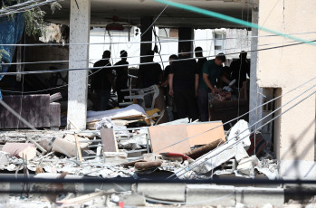 Cisjordania, Palestina.- En las fotos, muestra a militares israelíes durante una incursión israelí en el campo de refugiados de Nour Shams, al este de la ciudad de Tulkarm, en Cisjordania, el 2 de julio de 2024. La ocupación israelí asesinó este domingo a un combatiente de la Resistencia palestina al bombardear durante un ataque aéreo una casa en Tulkarm al norte de Cisjordania, informó la corresponsal de Al Mayadeen. A causa del bombardeo, el Ministerio de Salud palestino anunció que un joven murió y otros cinco resultaron heridos.
