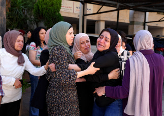 Cisjordania.- En las fotos, los familiares lloran la muerte de Ahmed Sultan por soldados israelíes durante enfrentamientos en la ciudad de Al-Bireh, en el centro de Cisjordania, el 16 de julio de 2024. Un hombre palestino fue asesinado por el ejército israelí durante una redada en el centro de Cisjordania, informaron fuentes palestinas, mientras fuentes israelíes lo acusaron de intentar llevar a cabo un ataque con arma blanca contra soldados.