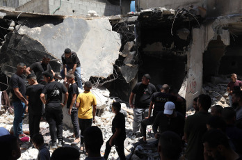 Cisjordania.- En las fotos, la gente inspecciona los daños tras una incursión israelí en la ciudad de Tulkarm, en Cisjordania, el 24 de julio de 2024. El ejército y la policía israelíes mataron el martes a siete palestinos en dos enfrentamientos en Cisjordania, dijeron fuentes palestinas.