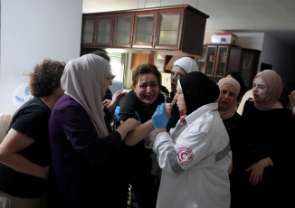 Cisjordania.- En las fotos, los familiares lloran la muerte de Ahmed Sultan por soldados israelíes durante enfrentamientos en la ciudad de Al-Bireh, en el centro de Cisjordania, el 16 de julio de 2024. Un hombre palestino fue asesinado por el ejército israelí durante una redada en el centro de Cisjordania, informaron fuentes palestinas, mientras fuentes israelíes lo acusaron de intentar llevar a cabo un ataque con arma blanca contra soldados.