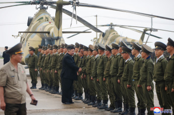 Pyongan del Norte, Corea del Norte.- En las fotos proporcionadas por la Agencia Central de Noticias de Corea del Norte, el presidente del Comité de Asuntos de Estado norcoreano, Kim Jong-un, inspeccionó el 28 de julio de 2024, las áreas inundadas de Sinuiju y Uiju, en la provincia de Pyongan del Norte. Más de 5.000 personas que quedaron aisladas por una inundación en el noroeste de Corea del Norte fueron rescatadas vía aérea y en otras labores de evacuación que fueron supervisadas por el gobernante Kim Jong Un, informó el lunes la prensa estatal.
