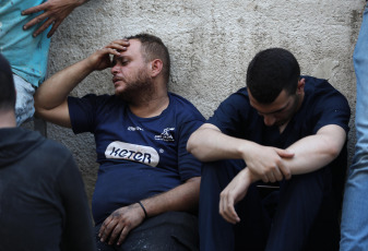 Cisjordania, Palestina.- En las fotos, durante el funeral de Nidal Ziad Al-Amer, después de que fuera asesinado por las fuerzas israelíes en la ciudad de Jenin, en Cisjordania, el 3 de julio de 2024. Un ataque israelí dejó cuatro muertos en el campamento de Nur Shams en Cisjordania ocupada, informó el Ministerio de Salud de la Autoridad Palestina.