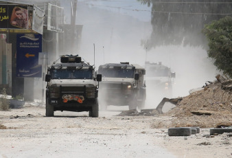 Cisjordania, Palestina.- En las fotos, muestra a militares israelíes durante una incursión israelí en el campo de refugiados de Nour Shams, al este de la ciudad de Tulkarm, en Cisjordania, el 2 de julio de 2024. La ocupación israelí asesinó este domingo a un combatiente de la Resistencia palestina al bombardear durante un ataque aéreo una casa en Tulkarm al norte de Cisjordania, informó la corresponsal de Al Mayadeen. A causa del bombardeo, el Ministerio de Salud palestino anunció que un joven murió y otros cinco resultaron heridos.