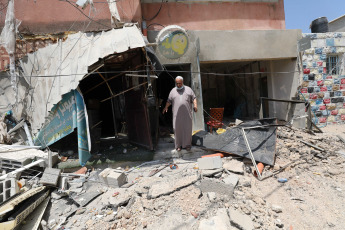 Cisjordania, Palestina.- En las fotos, muestra a militares israelíes durante una incursión israelí en el campo de refugiados de Nour Shams, al este de la ciudad de Tulkarm, en Cisjordania, el 2 de julio de 2024. La ocupación israelí asesinó este domingo a un combatiente de la Resistencia palestina al bombardear durante un ataque aéreo una casa en Tulkarm al norte de Cisjordania, informó la corresponsal de Al Mayadeen. A causa del bombardeo, el Ministerio de Salud palestino anunció que un joven murió y otros cinco resultaron heridos.