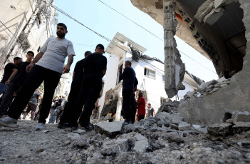 Cisjordania.- En las fotos, la gente inspecciona los daños tras una incursión israelí en la ciudad de Tulkarm, en Cisjordania, el 24 de julio de 2024. El ejército y la policía israelíes mataron el martes a siete palestinos en dos enfrentamientos en Cisjordania, dijeron fuentes palestinas.