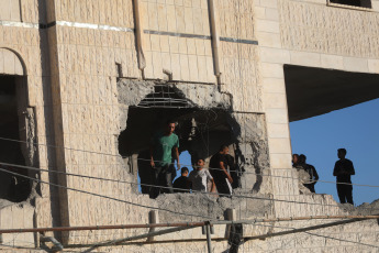 Cisjordania, Palestina.- En las fotos, muestra un edificio que fue demolido por las fuerzas israelíes en la aldea cisjordana de Dura, cerca de la ciudad de Hebrón, el 9 de agosto de 2024. El Ejército de Israel ha informado este jueves sobre la muerte en la Franja de Gaza de un alto cargo del Movimiento de Resistencia Islámica (Hamás) que estaba involucrado en la organización de ataques 