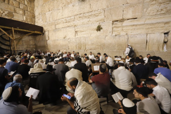 Jerusalén, Israel.- En las fotos, miles de judíos en la víspera de Tisha B'Av se congregan en la Plaza del Muro Occidental en la Ciudad Vieja de Jerusalén para leer el Libro de las Lamentaciones el noveno día del mes de Av en el calendario hebreo el 12 de agosto del 2024. El Tisha B’Av, conmemora la destrucción del Primer y Segundo Templo por parte de los babilonios y los romanos a lo largo de la historia judía, en medio de la amenaza de un ataque a gran escala por parte de Irán.