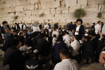 Jerusalén, Israel.- En las fotos, miles de judíos en la víspera de Tisha B'Av se congregan en la Plaza del Muro Occidental en la Ciudad Vieja de Jerusalén para leer el Libro de las Lamentaciones el noveno día del mes de Av en el calendario hebreo el 12 de agosto del 2024. El Tisha B’Av, conmemora la destrucción del Primer y Segundo Templo por parte de los babilonios y los romanos a lo largo de la historia judía, en medio de la amenaza de un ataque a gran escala por parte de Irán.