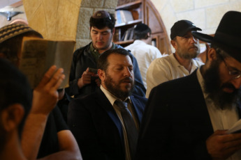 Jerusalén, Israel.- En las fotos, miles de judíos en la víspera de Tisha B'Av se congregan en la Plaza del Muro Occidental en la Ciudad Vieja de Jerusalén para leer el Libro de las Lamentaciones el noveno día del mes de Av en el calendario hebreo el 12 de agosto del 2024. El Tisha B’Av, conmemora la destrucción del Primer y Segundo Templo por parte de los babilonios y los romanos a lo largo de la historia judía, en medio de la amenaza de un ataque a gran escala por parte de Irán.