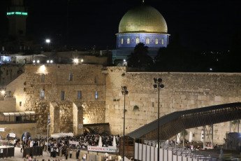 Jerusalén, Israel.- En las fotos, miles de judíos en la víspera de Tisha B'Av se congregan en la Plaza del Muro Occidental en la Ciudad Vieja de Jerusalén para leer el Libro de las Lamentaciones el noveno día del mes de Av en el calendario hebreo el 12 de agosto del 2024. El Tisha B’Av, conmemora la destrucción del Primer y Segundo Templo por parte de los babilonios y los romanos a lo largo de la historia judía, en medio de la amenaza de un ataque a gran escala por parte de Irán.