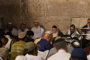 Jerusalén, Israel.- En las fotos, miles de judíos en la víspera de Tisha B'Av se congregan en la Plaza del Muro Occidental en la Ciudad Vieja de Jerusalén para leer el Libro de las Lamentaciones el noveno día del mes de Av en el calendario hebreo el 12 de agosto del 2024. El Tisha B’Av, conmemora la destrucción del Primer y Segundo Templo por parte de los babilonios y los romanos a lo largo de la historia judía, en medio de la amenaza de un ataque a gran escala por parte de Irán.