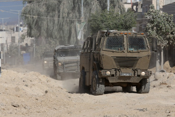 Cisjordania.- En las fotos, vehículos militares israelíes son vistos en una calle durante una operación militar en el campamento de refugiados de Nour Shams, al este de la ciudad de Tulkarem en Cisjordania, el 30 de agosto de 2024. El secretario general de las Naciones Unidas (ONU), António Guterres, expresó su gran preocupación por los recientes bombardeos israelíes contra las ciudades de Tulkaram y Tubas, en Cisjordania, que dejaron numerosas víctimas, y daños a la infraestructura civil.