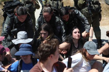 West Bank.- Israeli soldiers detain Palestinian and foreign activists during a demonstration against Israel's confiscation of land in Beit Jala, near the West Bank city of Bethlehem, August 8, 2024. Since October 7, the Israeli government has increased the budget for the development of Israeli settlements and has appropriated the largest amount of Palestinian land in 30 years.