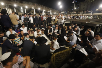 Jerusalén, Israel.- En las fotos, miles de judíos en la víspera de Tisha B'Av se congregan en la Plaza del Muro Occidental en la Ciudad Vieja de Jerusalén para leer el Libro de las Lamentaciones el noveno día del mes de Av en el calendario hebreo el 12 de agosto del 2024. El Tisha B’Av, conmemora la destrucción del Primer y Segundo Templo por parte de los babilonios y los romanos a lo largo de la historia judía, en medio de la amenaza de un ataque a gran escala por parte de Irán.