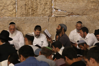 Jerusalén, Israel.- En las fotos, miles de judíos en la víspera de Tisha B'Av se congregan en la Plaza del Muro Occidental en la Ciudad Vieja de Jerusalén para leer el Libro de las Lamentaciones el noveno día del mes de Av en el calendario hebreo el 12 de agosto del 2024. El Tisha B’Av, conmemora la destrucción del Primer y Segundo Templo por parte de los babilonios y los romanos a lo largo de la historia judía, en medio de la amenaza de un ataque a gran escala por parte de Irán.