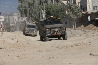 Cisjordania.- En las fotos, vehículos militares israelíes son vistos en una calle durante una operación militar en el campamento de refugiados de Nour Shams, al este de la ciudad de Tulkarem en Cisjordania, el 30 de agosto de 2024. El secretario general de las Naciones Unidas (ONU), António Guterres, expresó su gran preocupación por los recientes bombardeos israelíes contra las ciudades de Tulkaram y Tubas, en Cisjordania, que dejaron numerosas víctimas, y daños a la infraestructura civil.