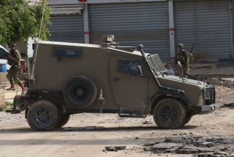 Cisjordania.- En las fotos, vehículos militares israelíes participan de una operación israelí en el campo de refugiados de Far'a, al sur de la ciudad de Tubas, en el norte de Cisjordania, el 29 de agosto de 2024. Al menos diez personas han muerto en una serie de operaciones lanzadas por el Ejército israelí en distintos puntos de Cisjordania este miércoles, en medio del incremento de las incursiones militares desde los atentados de las milicias palestinas el pasado 7 de octubre, según un nuevo balance.
