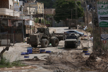 Cisjordania.- En las fotos, vehículos militares israelíes participan de una operación israelí en el campo de refugiados de Far'a, al sur de la ciudad de Tubas, en el norte de Cisjordania, el 29 de agosto de 2024. Al menos diez personas han muerto en una serie de operaciones lanzadas por el Ejército israelí en distintos puntos de Cisjordania este miércoles, en medio del incremento de las incursiones militares desde los atentados de las milicias palestinas el pasado 7 de octubre, según un nuevo balance.