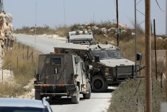 Cisjordania.- En las fotos, tropas israelíes son vistas durante una operación militar en Kafr Qud, cerca de la ciudad cisjordana de Jenin, el 7 de agosto de 2024. Dos hombres palestinos murieron y otros tres resultaron heridos por las fuerzas israelíes cerca de la ciudad de Jenin, en el norte de Cisjordania, informó el Ministerio de Salud palestino.