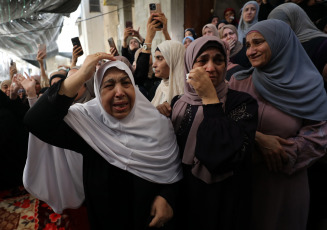 Cisjordania.- En las fotos, las personas lloran a las víctimas asesinadas en un bombardeo israelí en el campamento de Nur Shams, cerca de Tulkarm, en el norte de Cisjordania, el 28 de agosto de 2024. El Ejército israelí comenzó este miércoles en una operación militar a gran escala en los campos de Jenin, Tulkarm y Tubas, en el norte de Cisjordania, según fuentes palestinas e israelíes.