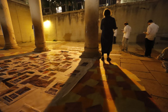 Jerusalén, Israel.- En las fotos, miles de judíos en la víspera de Tisha B'Av se congregan en la Plaza del Muro Occidental en la Ciudad Vieja de Jerusalén para leer el Libro de las Lamentaciones el noveno día del mes de Av en el calendario hebreo el 12 de agosto del 2024. El Tisha B’Av, conmemora la destrucción del Primer y Segundo Templo por parte de los babilonios y los romanos a lo largo de la historia judía, en medio de la amenaza de un ataque a gran escala por parte de Irán.