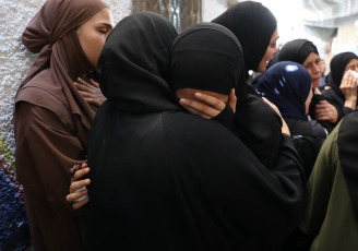 West Bank.- In these photos, people mourn the victims killed in an Israeli bombardment in the Nur Shams camp, near Tulkarm, in the northern West Bank, on August 28, 2024. The Israeli army began on Wednesday a large-scale military operation in the Jenin, Tulkarm and Tubas camps in the northern West Bank, according to Palestinian and Israeli sources.