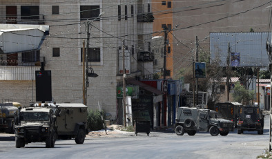 Cisjordania.- En las fotos, durante una redada israelí en la ciudad cisjordana de Tubas, el 15 de agosto de 2024. Cinco palestinos murieron el miércoles a manos del ejército israelí en la ciudad cisjordana de Tubas y en la localidad de Tammun, cerca de la ciudad, informó la agencia oficial de noticias palestina WAFA.