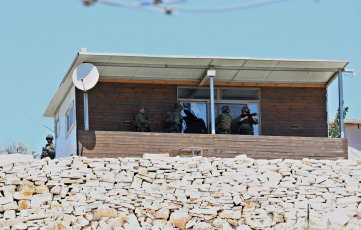 Cisjordania.- En las fotos, tropas israelíes son vistas durante una operación militar en Kafr Qud, cerca de la ciudad cisjordana de Jenin, el 7 de agosto de 2024. Dos hombres palestinos murieron y otros tres resultaron heridos por las fuerzas israelíes cerca de la ciudad de Jenin, en el norte de Cisjordania, informó el Ministerio de Salud palestino.