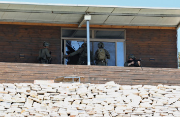 Cisjordania.- En las fotos, tropas israelíes son vistas durante una operación militar en Kafr Qud, cerca de la ciudad cisjordana de Jenin, el 7 de agosto de 2024. Dos hombres palestinos murieron y otros tres resultaron heridos por las fuerzas israelíes cerca de la ciudad de Jenin, en el norte de Cisjordania, informó el Ministerio de Salud palestino.